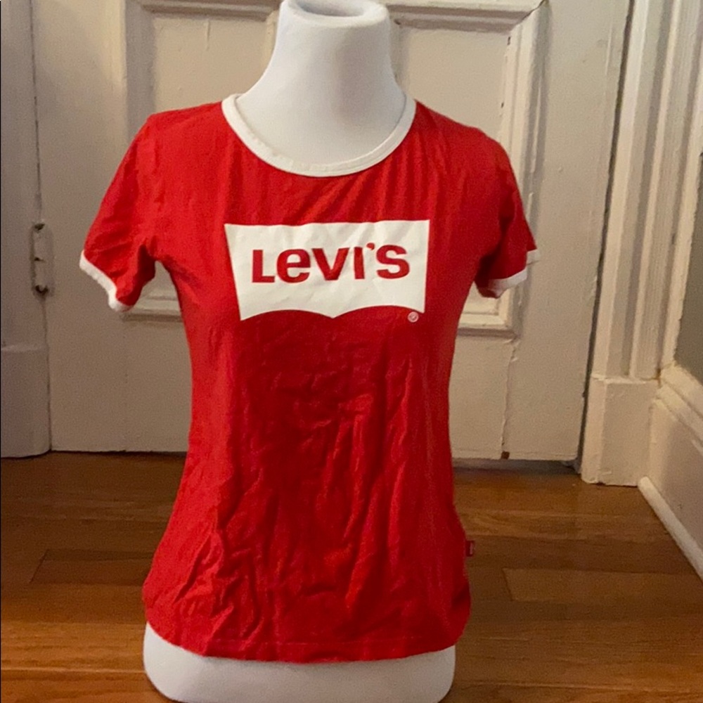 White and red Levi’s scoop neck